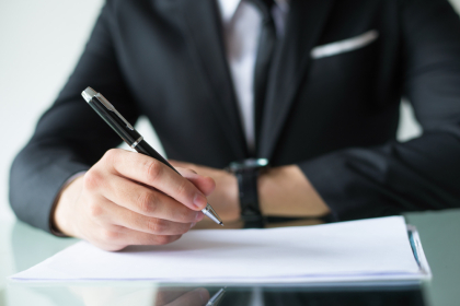Jakie są etapy kariery zawodowej notariusza?